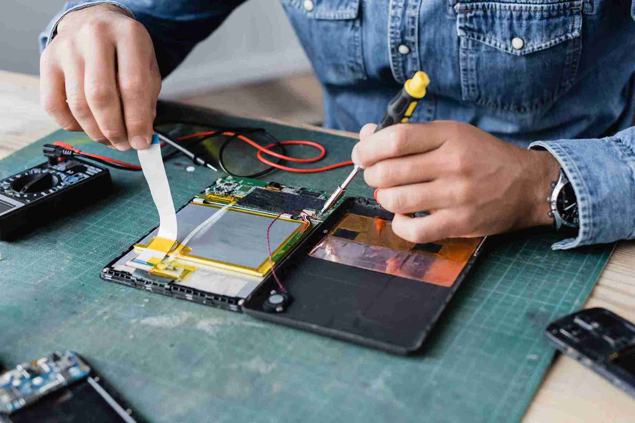 close-up-view-of-hands-of-repairman-with-flex-cabl-2024-11-07-15-02-40-utc_11zon